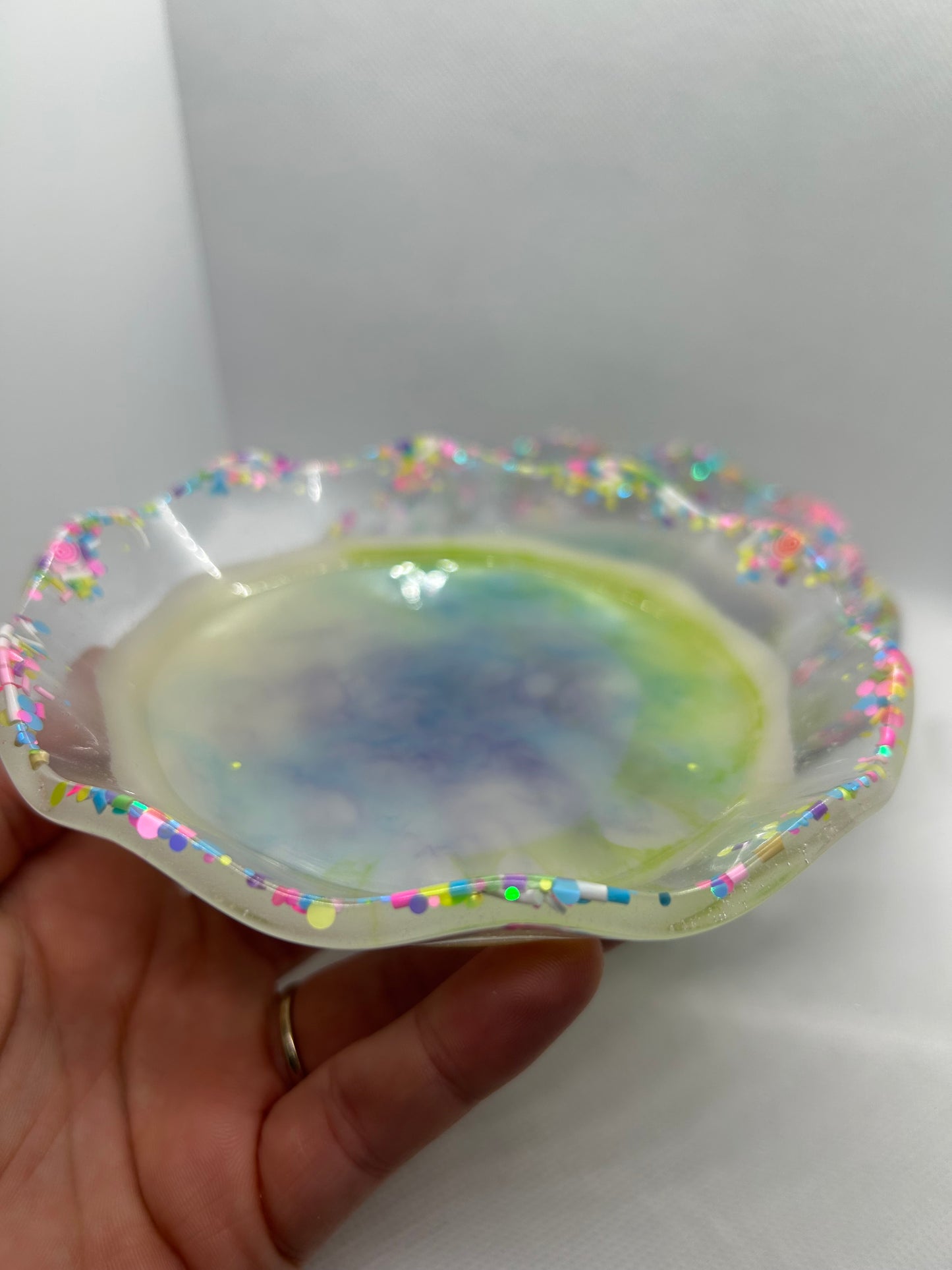 Frilly edge dish
