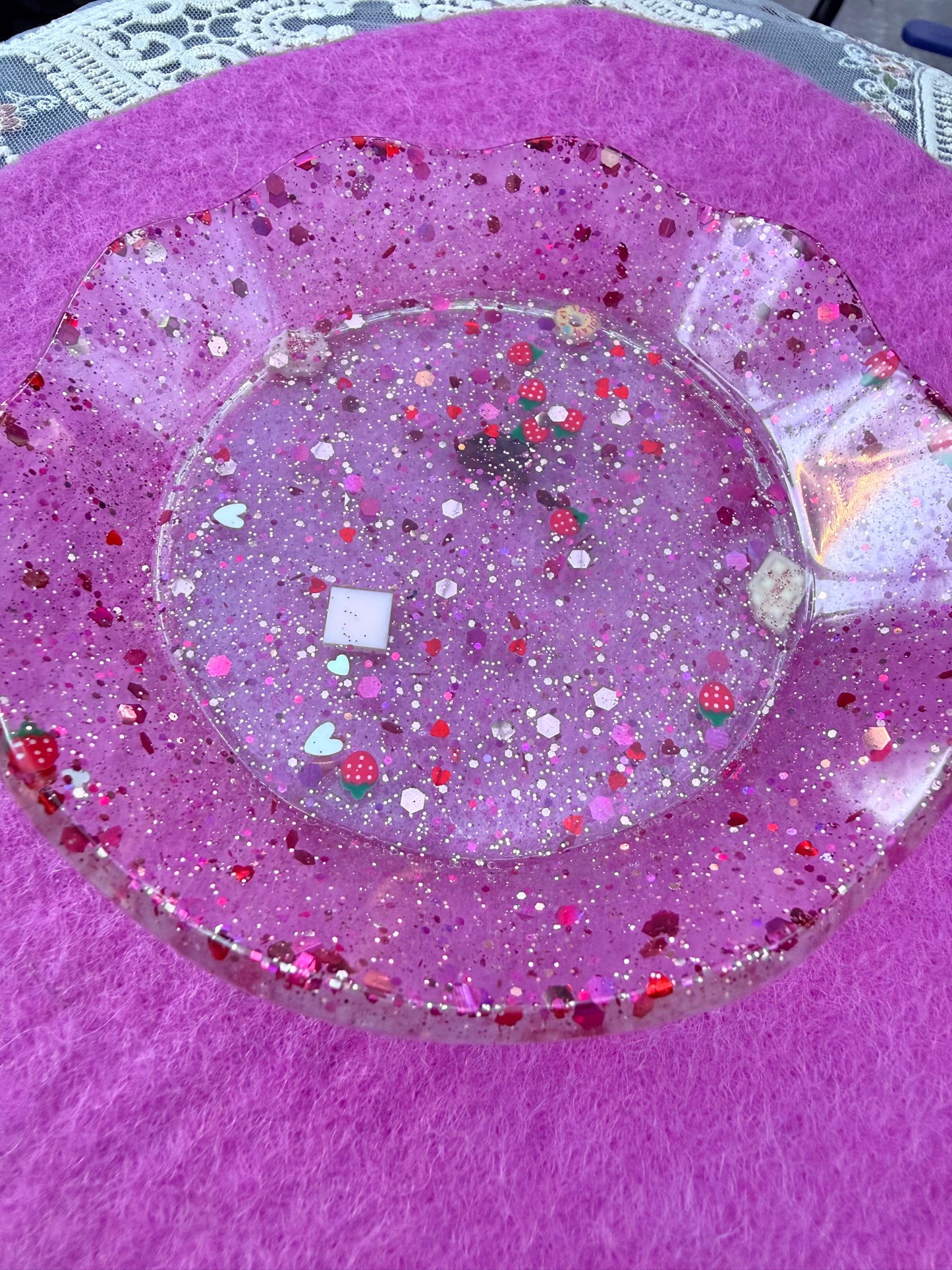 Frilly edge dish