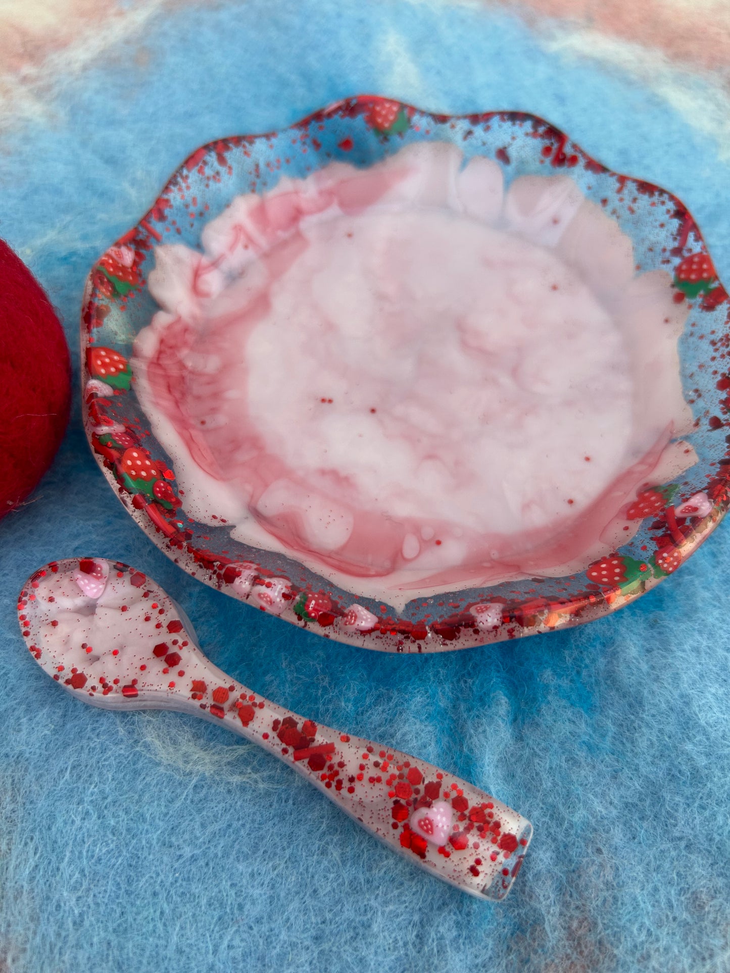 Frilly edge dish