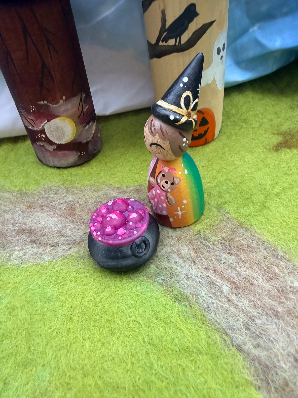 Little cauldron figure