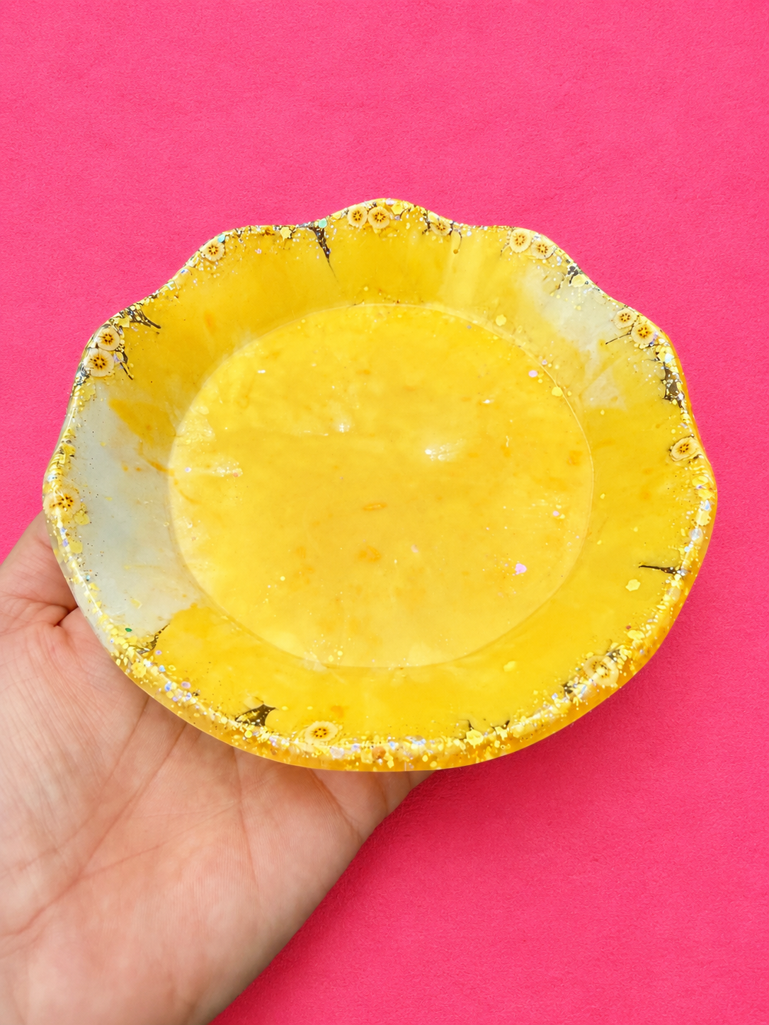 Frilly edge dish