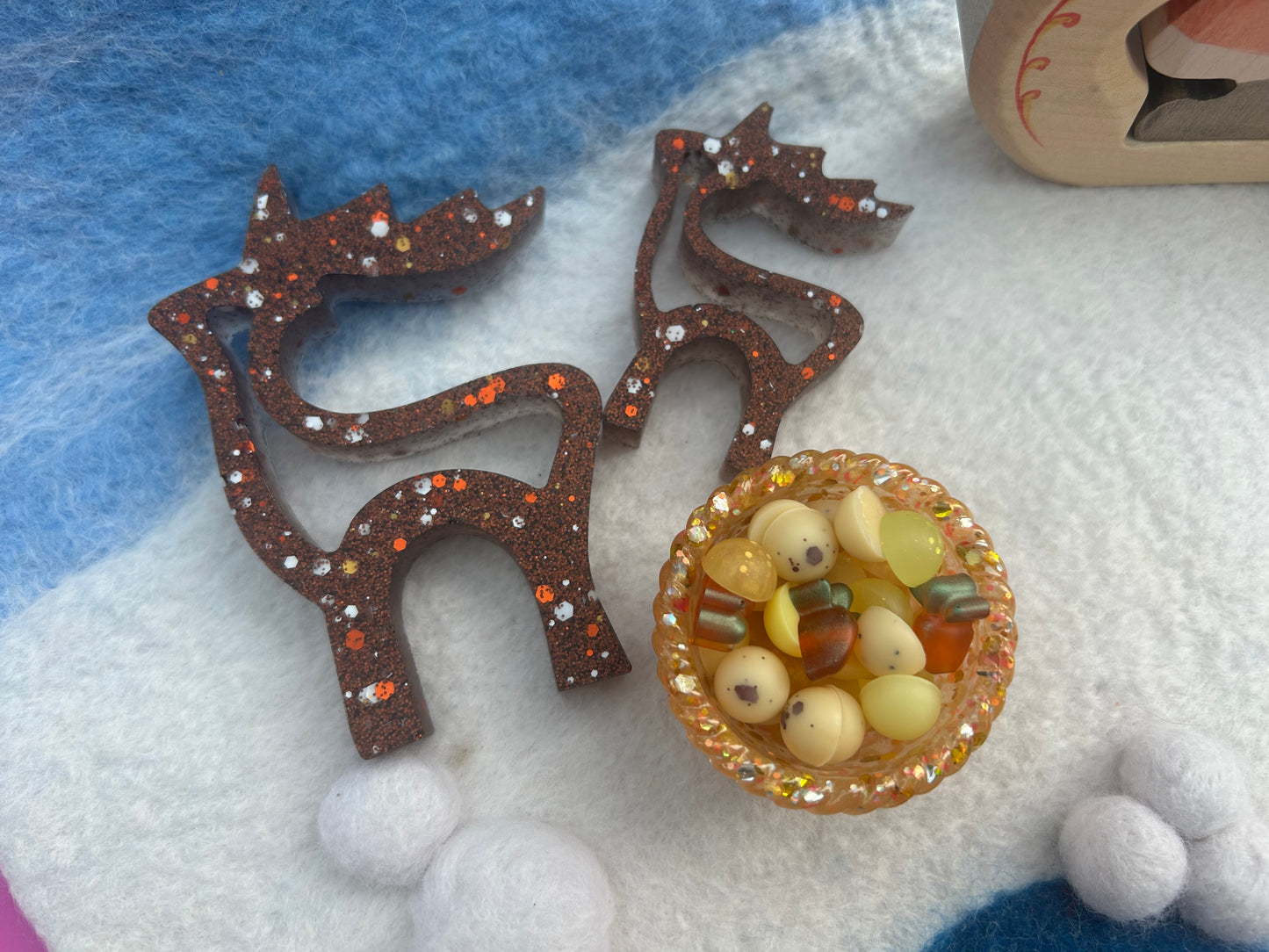Mummy & baby reindeer with food