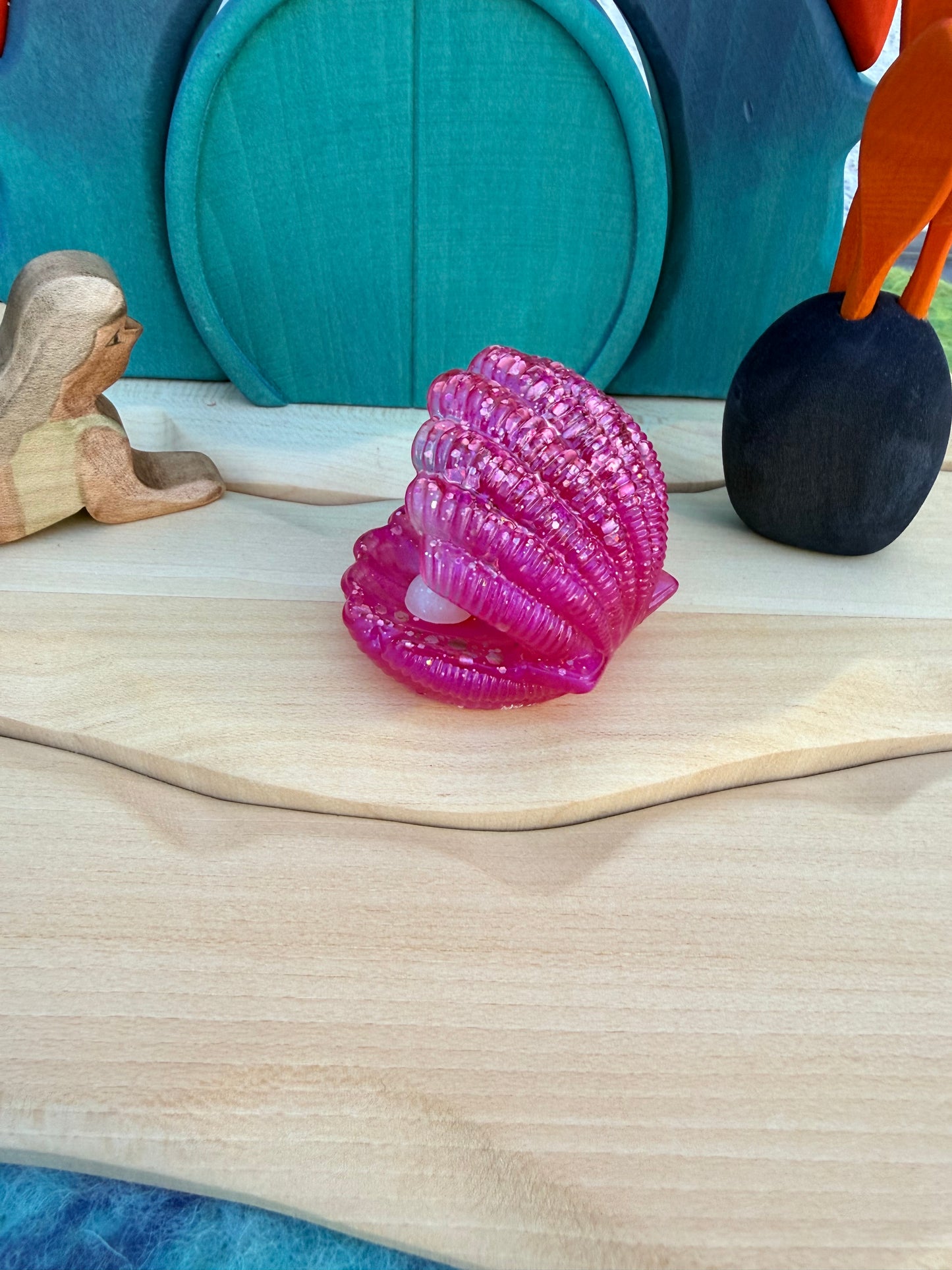 Shell with 4 pearls