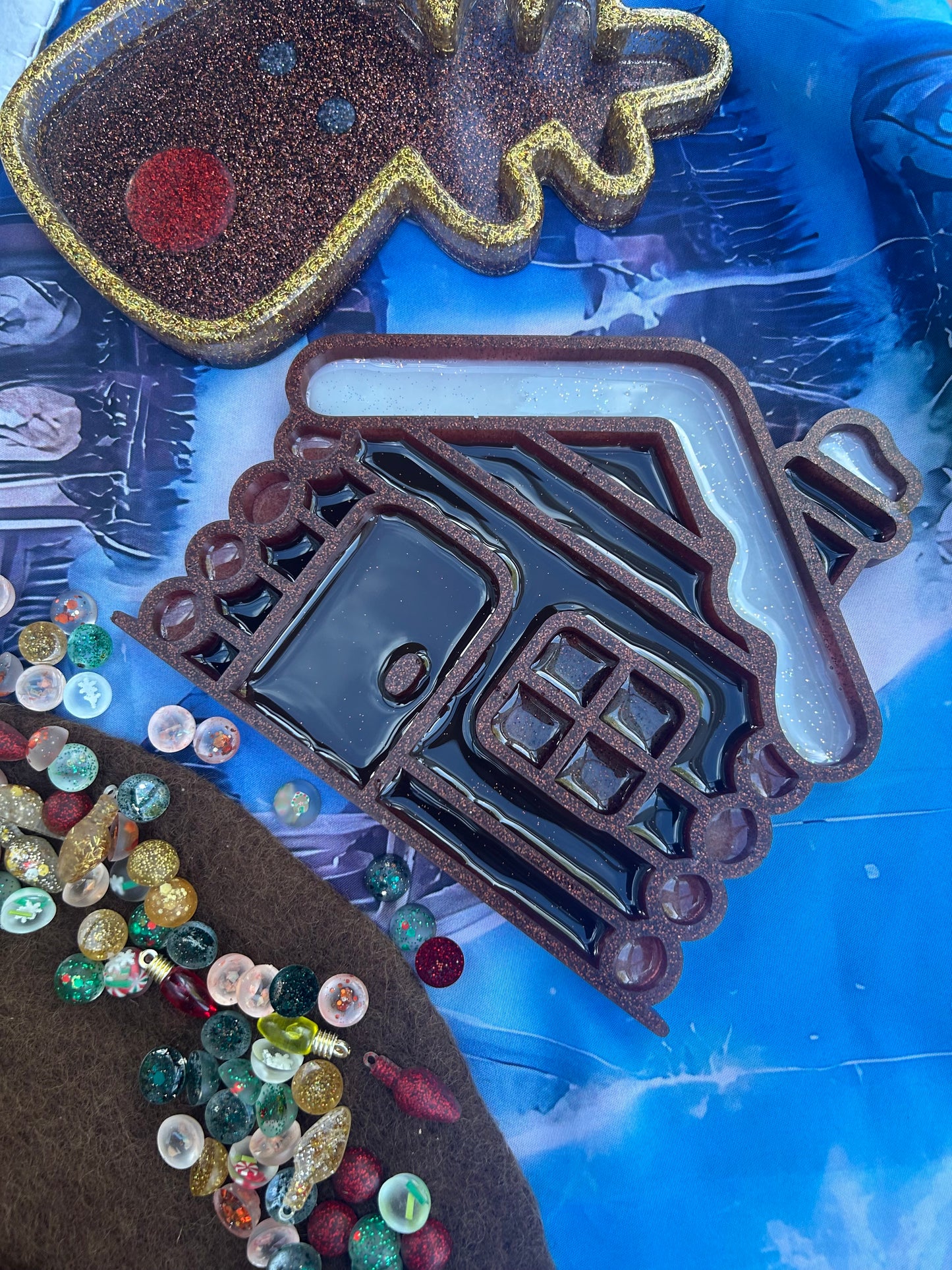 Log cabin sensory tray