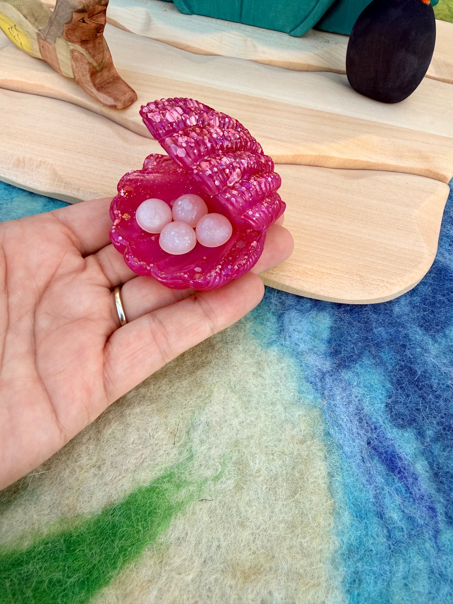 Shell with 4 pearls