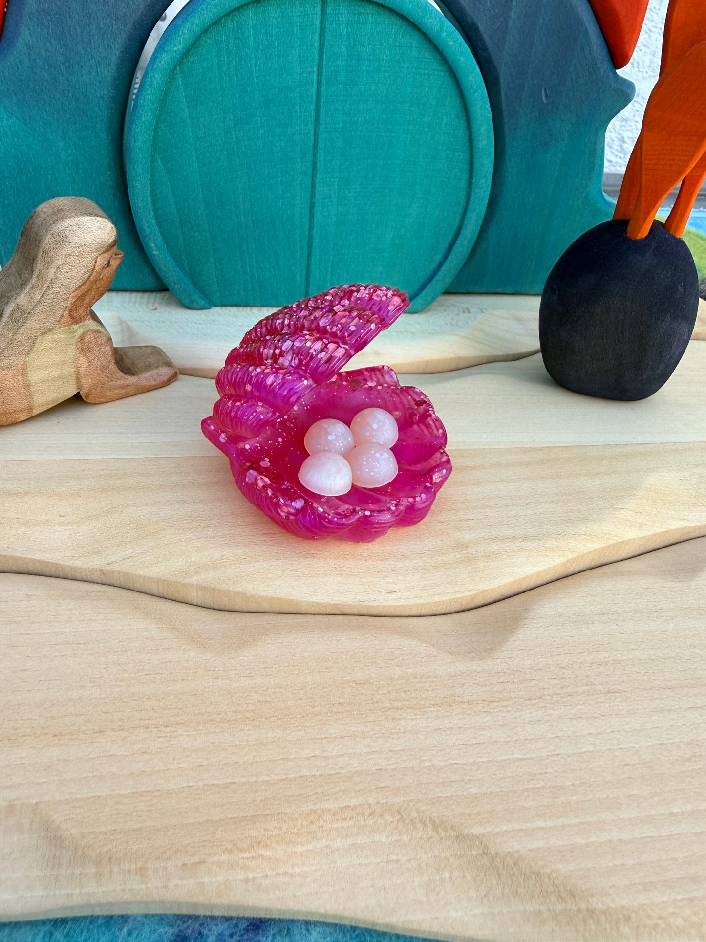 Shell with 4 pearls