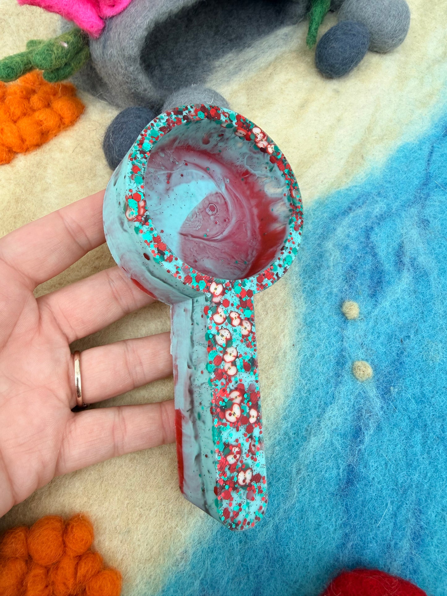 Ready made large chunky handle scoop