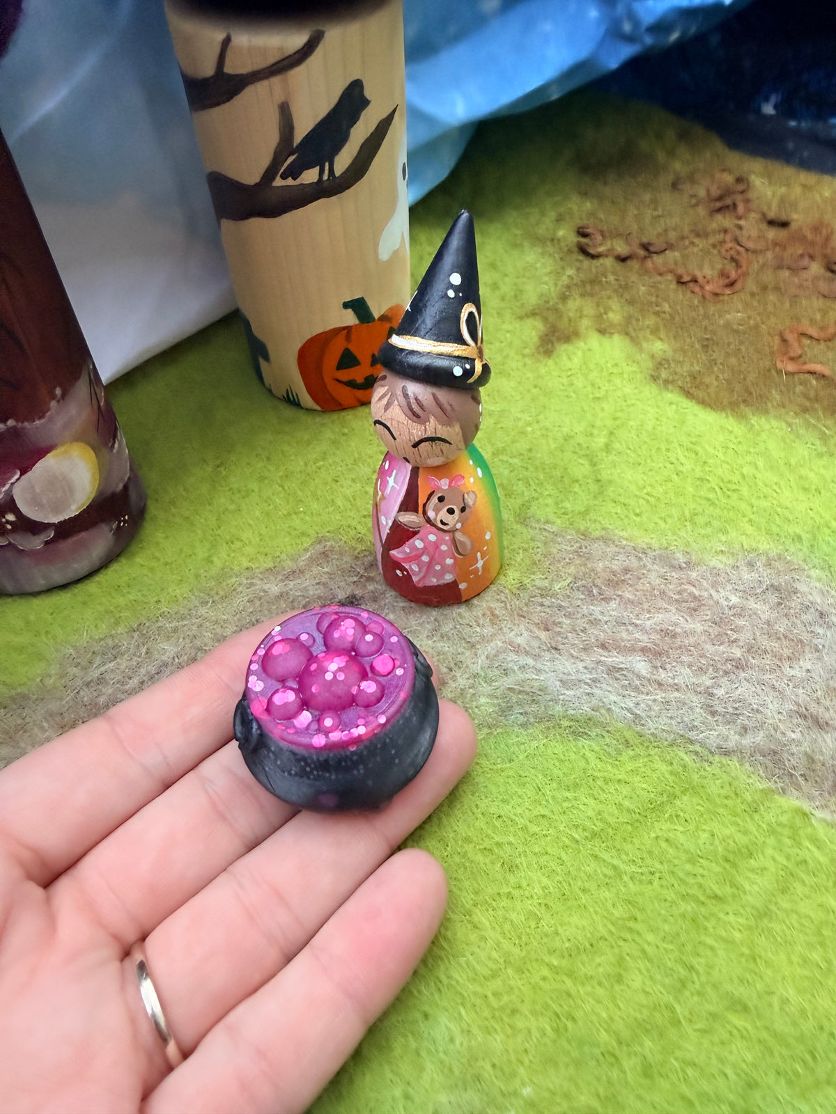 Little cauldron figure