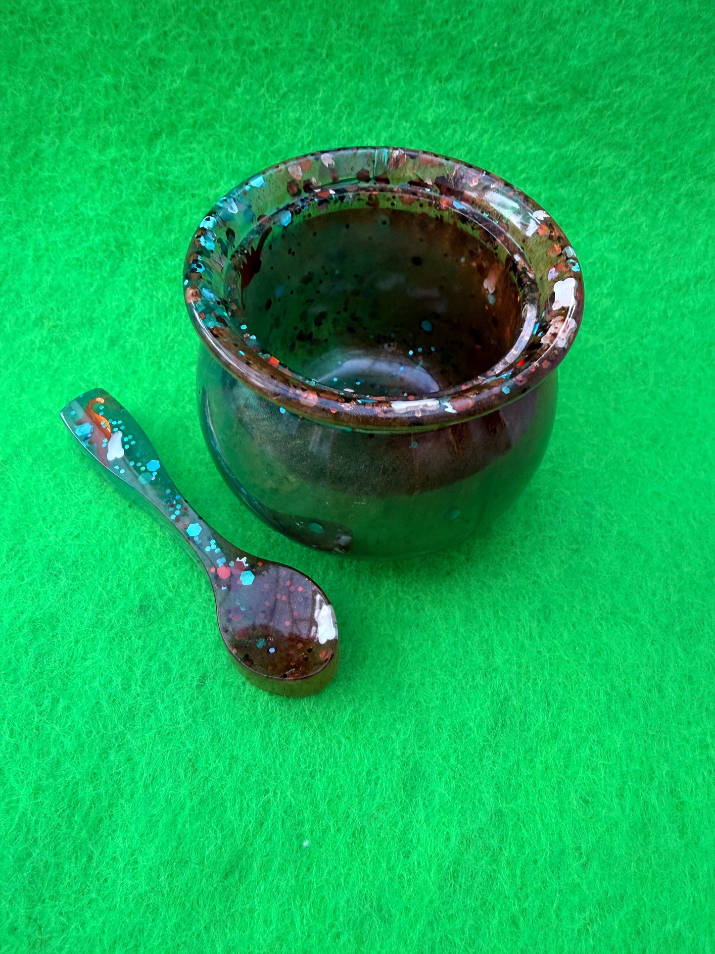 Large round cauldron