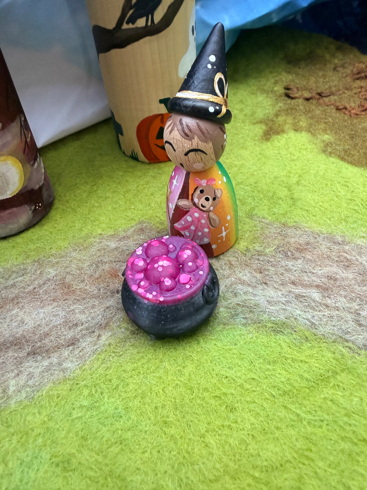 Little cauldron figure